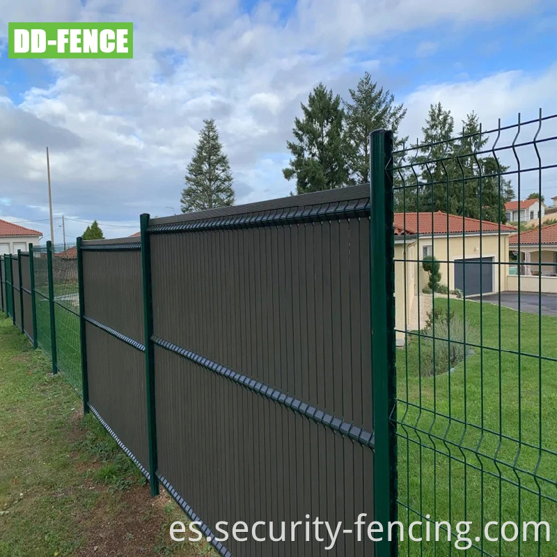 Nuevos paneles de malla de privacidad de diseño y puertas de hierro con listones de PVC para el jardín del patio